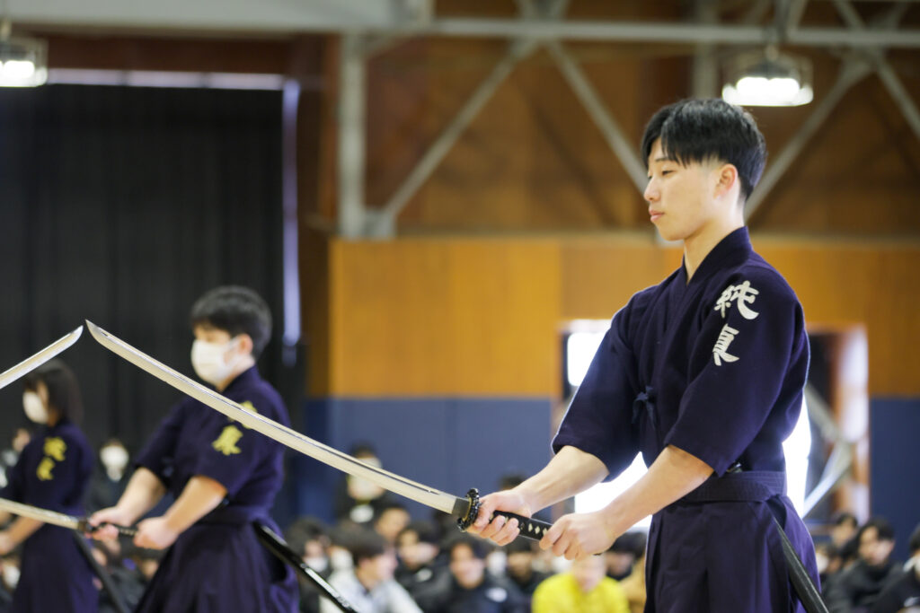 日本剣道型を披露する剣道部員